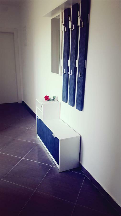 Apartmani "Sandro" Gonar Rab Town Exterior foto